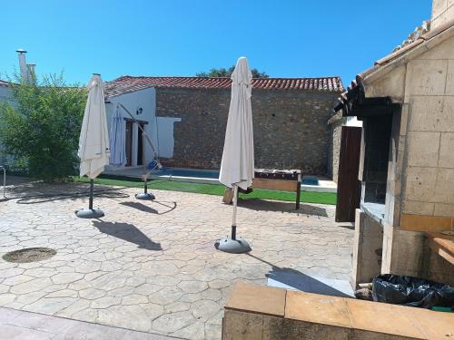 two white umbrellas sitting on a patio at San Antonio 4 vientos in Pétrola