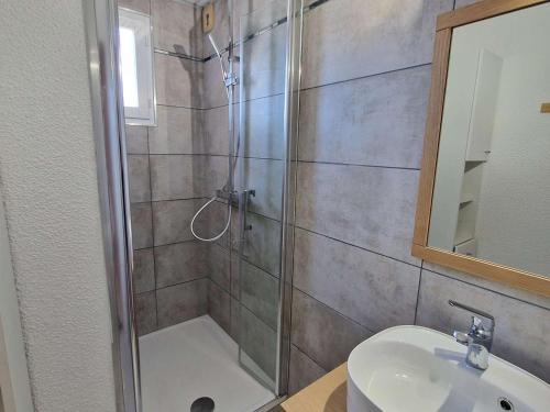 une salle de bain avec douche et lavabo dans l'établissement Appartement avec piscine, plage à proximité, animaux et parking, climatisation - FR-1-387-212, à Marseillan
