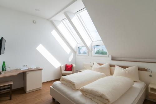 Una cama o camas en una habitación de Gästehaus Wildpert
