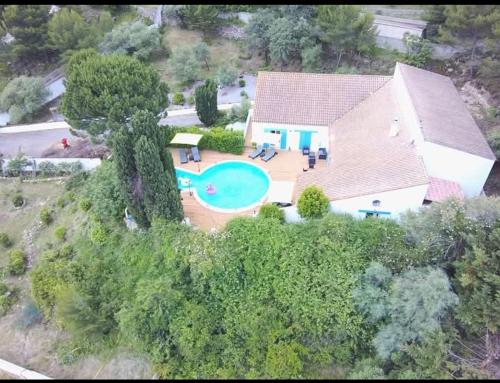 an aerial view of a house with a swimming pool at La Villa du Menhir Gîte in Bize-Minervois