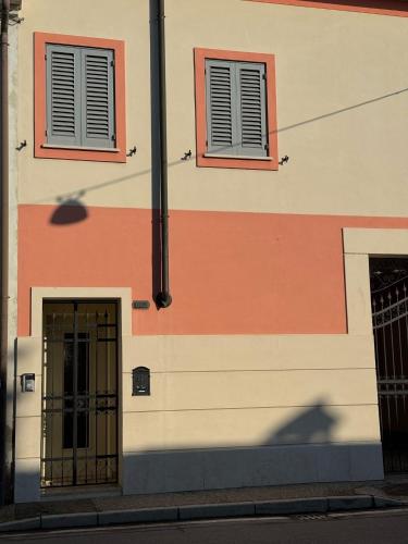 a building with two windows and a door at Casa degli Angeli in Casalmoro