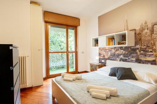 Ένα ή περισσότερα κρεβάτια σε δωμάτιο στο Spacious bright apartment near city center and Como lake with air conditioning