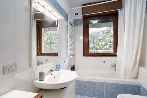 Spacious bright apartment near city center and Como lake with air conditioning photo 3