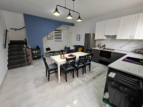 Kuchyň nebo kuchyňský kout v ubytování Spacious Central Apartment