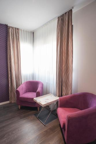 a waiting room with two chairs and a table at Apartments Villa Savamala in Belgrade