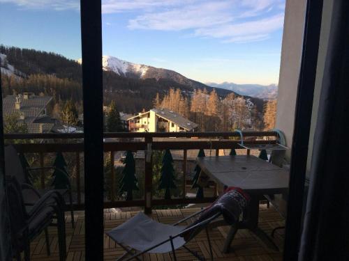 d'un balcon avec une table et une vue sur la montagne. dans l'établissement Studio vue panoramique, à Péone