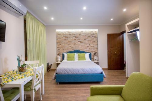 Una cama o camas en una habitación de TaoZen Apartments