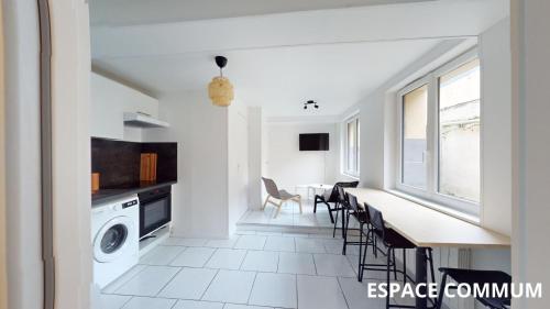 une cuisine et une salle à manger avec une table et des chaises dans l'établissement Coty - chambre 1, au Havre