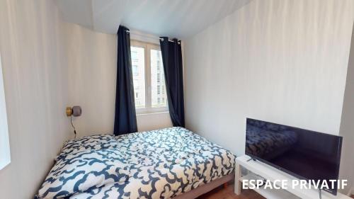 une petite chambre avec un lit et une fenêtre dans l'établissement Coty - chambre 1, au Havre