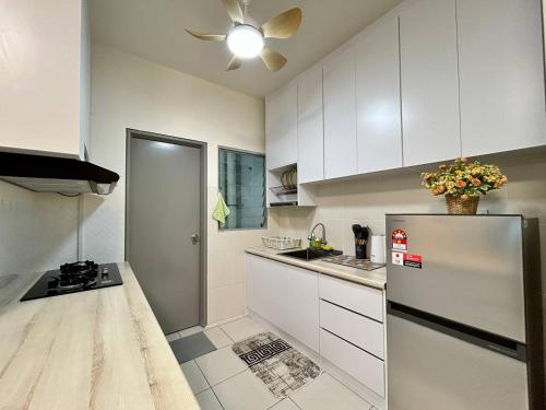 Kuchyň nebo kuchyňský kout v ubytování Melodi Inn Apartment - near UITM & Hospital Puncak Alam