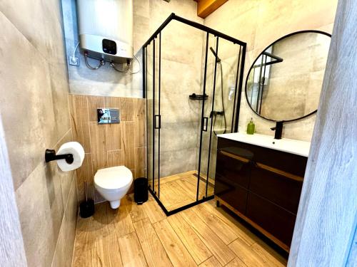 Bilik mandi di Domek wypoczynkowy z sauną i jacuzzi "ELDORADO"