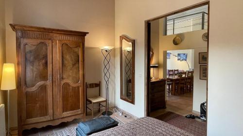 - un salon avec un grand meuble en bois et un miroir dans l'établissement Loft in hôtel particulier, city-center, air conditioned, à Aix-en-Provence