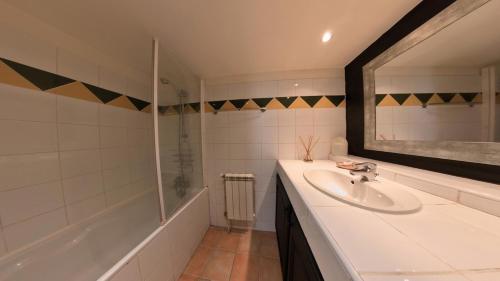 une salle de bain avec un lavabo, une baignoire et un miroir dans l'établissement Loft in hôtel particulier, city-center, air conditioned, à Aix-en-Provence