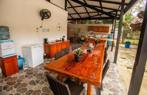 a kitchen with a long wooden table and chairs at Playa Lodge in El Valle