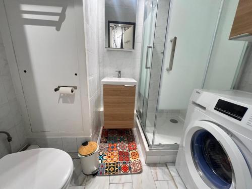 une salle de bain avec douche et machine à laver dans l'établissement Sol-y-Days Cyprianes pour 4 personnes, résidence avec piscine, à La Grande Motte