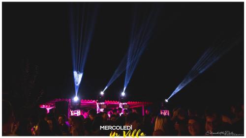 a crowd of people at a concert at night at Dogana Vecchia - Hotel & Residence B&B Ristorante & Pizzeria in Trivignano Udinese