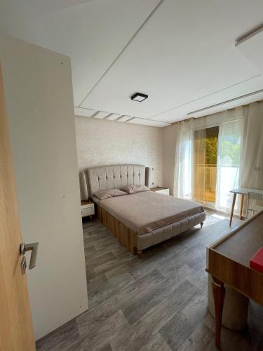 Una cama o camas en una habitación de Elegant Modern Villa with Pool
