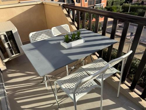 Photo de la galerie de l'établissement Superbe T2 avec grande mezzanine, 7' à pied de la plage et du centre de la station, clim, wifi, parking privé, piscines, à Canet