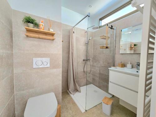 une salle de bain avec une douche, des toilettes et un lavabo dans l'établissement Venise1, 4 pers, front de mer, vue étang, clim, à Fréjus