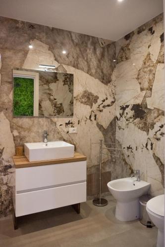 a bathroom with a sink and a toilet at Etna Exclusive in Ragalna