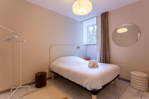 une chambre avec un lit avec un ours en peluche dessus dans l'établissement Le Loft du Midi - Full Centre, à Saint-Gaudens