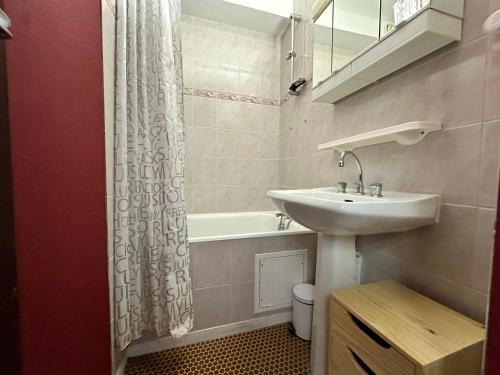 une salle de bain avec un lavabo et une baignoire dans l'établissement Studio cosy au pied des pistes, parfait pour famille, avec balcon, proche golf et randonnées - FR-1-515-99, à Corrençon-en-Vercors