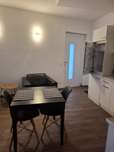 a living room with a table and a kitchen at Monteur Appartement Nr 2 in Loiching