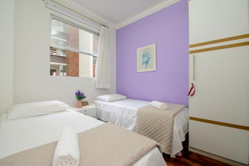 Un ou plusieurs lits dans un hébergement de l'établissement Apto Confortável Próx. à Praia Central Bc XJ4348