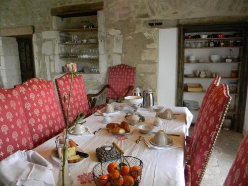 une table avec des assiettes et des bols de nourriture dans l'établissement La Ferme Pateli, à Courouvre