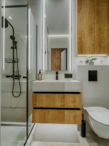 une salle de bain avec un lavabo, des toilettes et une douche dans l'établissement Hygge VIP Haven by NEXT WHITE, à Batoumi