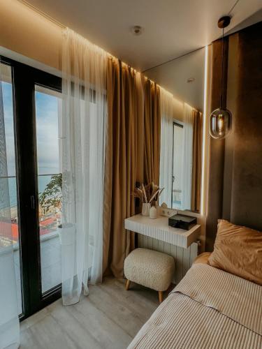 une chambre avec un lit, un bureau et une fenêtre dans l'établissement Hygge VIP Haven by NEXT WHITE, à Batoumi