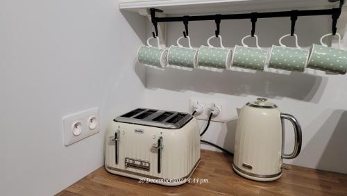 a toaster and a toaster sitting on a kitchen counter at Maison St. James in Saint-James