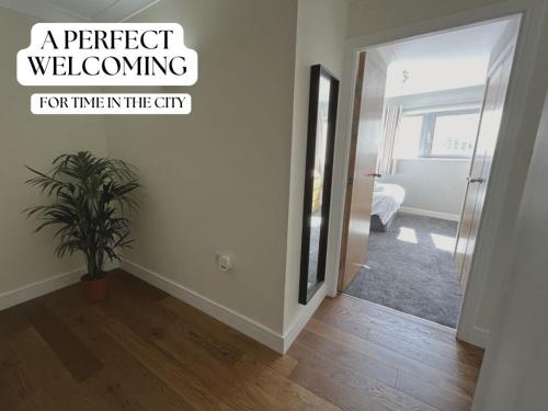 カーディフにあるUltra-Luxury City centre 2 bed apartment, with FREE parkingの鏡と鉢植えの廊下