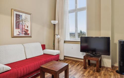 Nice Apartment In Anklamにあるテレビまたはエンターテインメントセンター