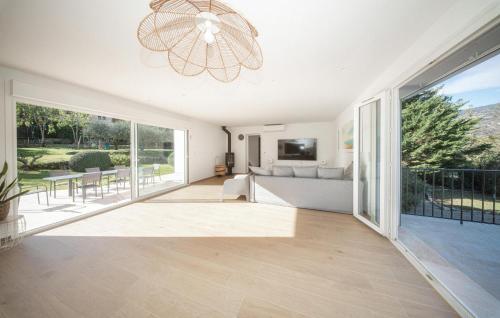 - un salon avec un lustre et un canapé dans l'établissement Amazing Home In Peymeinade, à Peymeinade