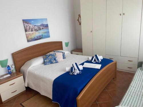 una camera da letto con un letto con due asciugamani sopra di Borgo Vignale a Santuario di Gibilmanna