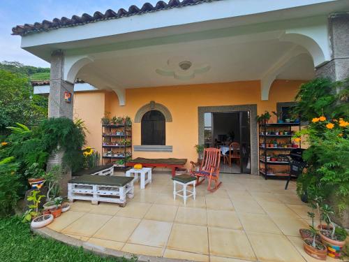 una casa con un patio con mesa y sillas en Casa carretera sur, en Managua