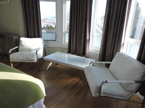 a hotel room with a bed and a table and chairs at Almo Court Motel in Cranbrook