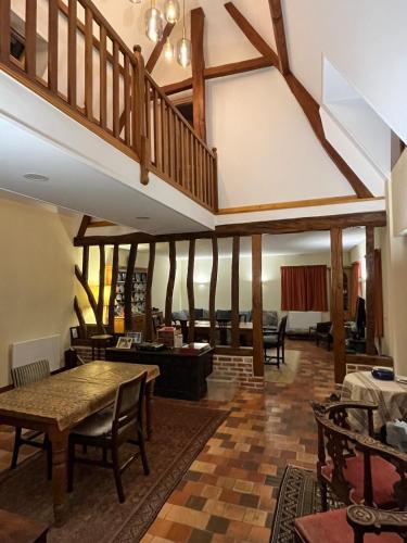 Il comprend un grand salon doté de plafonds en bois et d'un escalier. dans l'établissement La Grange, la Lande St Leger, à La Lande