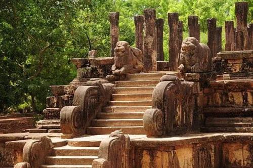 two statues of lions sitting on some stairs at Hotel Sanhida Polonnaruwa in Polonnaruwa