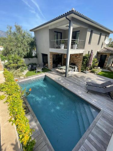 une piscine devant une maison dans l'établissement Villa La Vesta Porto Vecchio, à Porto-Vecchio