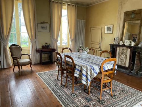 une salle à manger avec une table et des chaises dans l'établissement Séjour en château privé, à Varaize