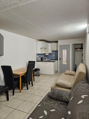 un salon avec un canapé et une table dans l'établissement Studio Au Bord de la Mer 2, au Cap d'Agde