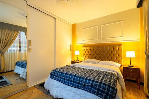 a bedroom with a large bed in a room at Classy Andino & primer piso, 2 dormitorios in Lima
