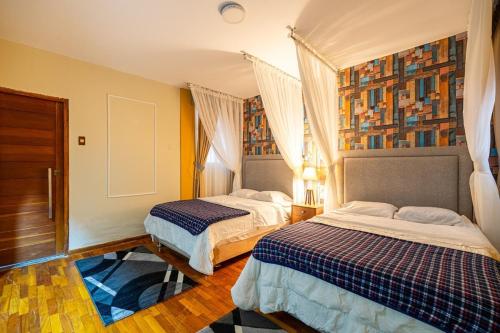 a bedroom with two beds in a room at Classy Andino & primer piso, 2 dormitorios in Lima