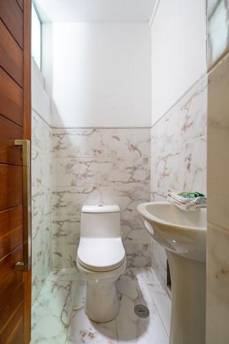 a white bathroom with a toilet and a sink at Classy Andino & primer piso, 2 dormitorios in Lima