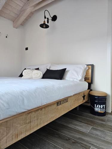 Postel nebo postele na pokoji v ubytování Como Lake Loft Industrial
