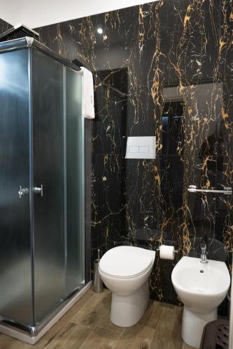 a bathroom with a toilet and a shower at Etna Exclusive in Ragalna
