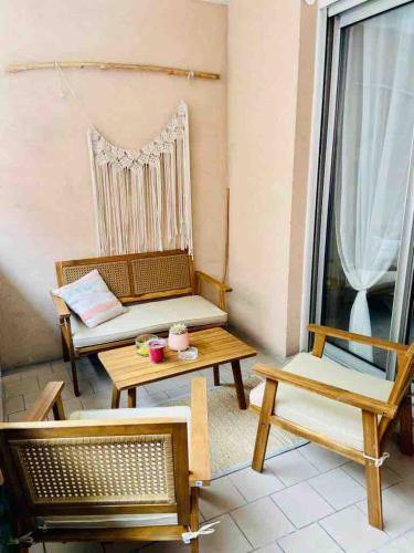 - un salon avec des tables et un canapé dans l'établissement Charming apartment 100m from the beach, à Antibes