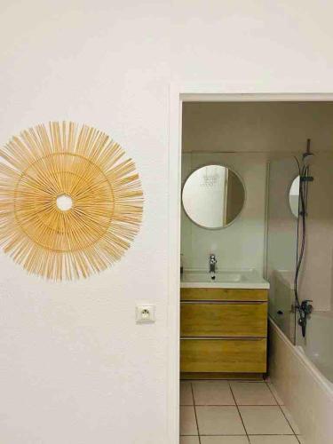 une salle de bain avec un lavabo et un miroir dans l'établissement Charming apartment 100m from the beach, à Antibes